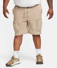 Beiga cargoshorts med flera sidofickor, bälteöljetter och subtila sömnadsdetaljer. Matchas med bruna och mintgröna sneakers.