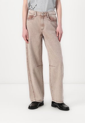 Bredde ben med lys brun denimbukser har to frontlommer, beltehemper og synlige sømmer. Stoffet har en subtil tekstur og en klassisk snitt.