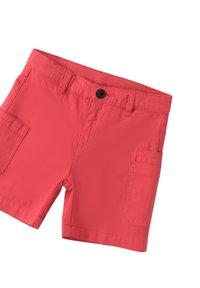 Koralowe szorty wykonane z lekkiego materiału, posiadające zapięcie na guzik, płaskie przody, dwie boczne kieszenie oraz gładką teksturę.