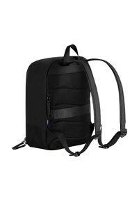 Schwarzer Rucksack mit schlanker, rechteckiger Form, aus strapazierfähigem Stoff gefertigt. Verfügt über gepolsterte Träger, einen Tragegriff und strukturierte Paneele.
