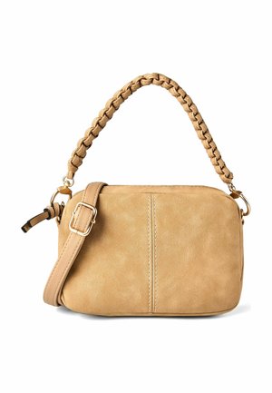 Rechteckige Handtasche aus Lackleder mit geflochtenem kurzem Griff und verstellbarem Schulterriemen, ausgestattet mit vertikalen Nähten und goldfarbenen Metallakzenten.