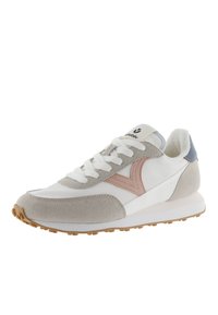 Vit och grå sportskor i skinn och syntetmaterial, med rosa detaljer och en texturerad gummisula. Snörning är vit.