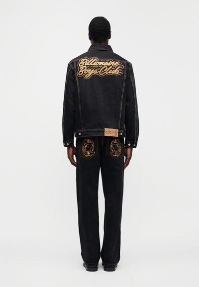Μαύρο τζιν μπουφάν με κίτρινο κεντημένο κείμενο «Billionaire Boys Club» στο πίσω μέρος, σετ με matching παντελόνι που έχει τσέπες με γραφικά αστροναύτη.