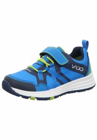 Modrá sportovní bota s textilním svrškem, zvýrazněná zelenými tkaničkami a lemováním; disponuje suchým zipem a bílou gumovou podešví.