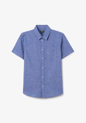 Camisa de botones de manga corta en tejido azul claro, con un bolsillo en el lado izquierdo del pecho y un cuello clásico. Textura suave, ajuste casual.
