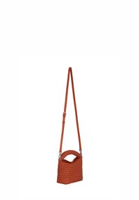 Vävd läderhandväska i bränd orange med en strukturerad form, topphandtag och justerbar axelrem. Utrustad med silverfärgade detaljer.