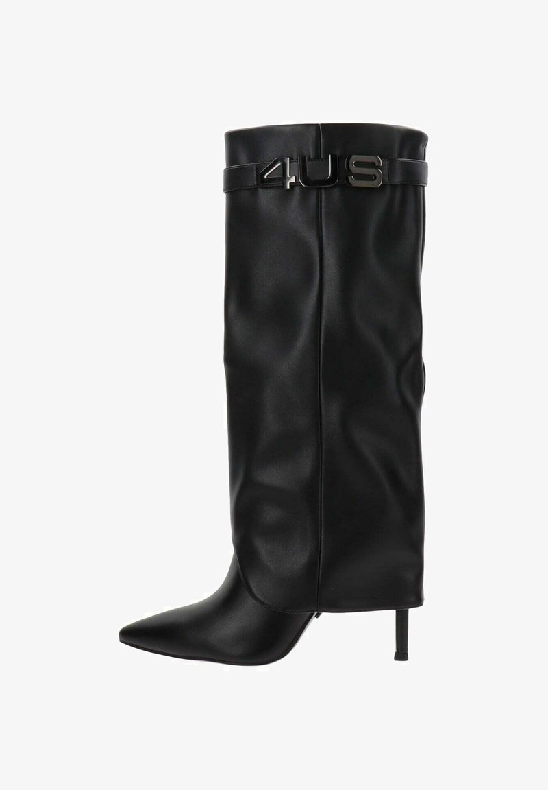 Botín de cuero negro hasta la rodilla con tacón de aguja y punta afilada, con una correa de metal con el logo "4US" cerca de la parte superior.