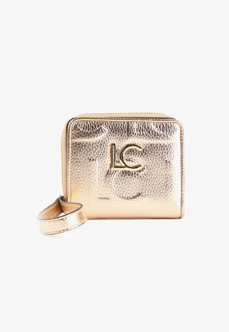 Malá kovová náramková taštička v růžově zlaté barvě s texturovaným povrchem, zapínáním na zip a logem LC na přední straně.