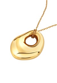 Zlatý přívěsek na náhrdelníku s organickým tvarem, vyznačující se centrálním kulatým výřezem, připevněný k jemnému řetízku s texturovaným vzorem článků.