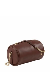 Borsa cilindrica in pelle marrone con tracolla in catena dorata, caratterizzata da una superficie liscia, zip dorata e dettaglio del logo impresso.