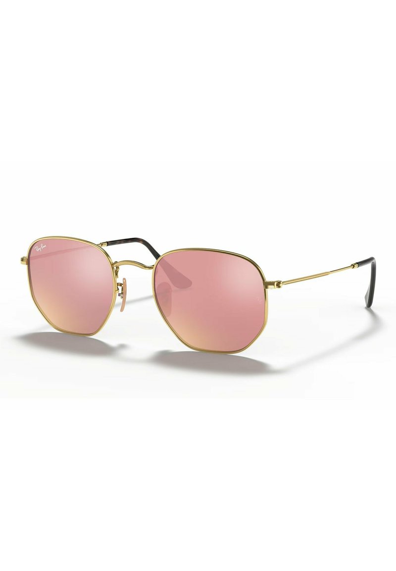 Gafas de sol de metal dorado con lentes de gradiente rosa, un diseño geométrico y delgadas puntas de acetato negro, que cuentan con un puente de metal.