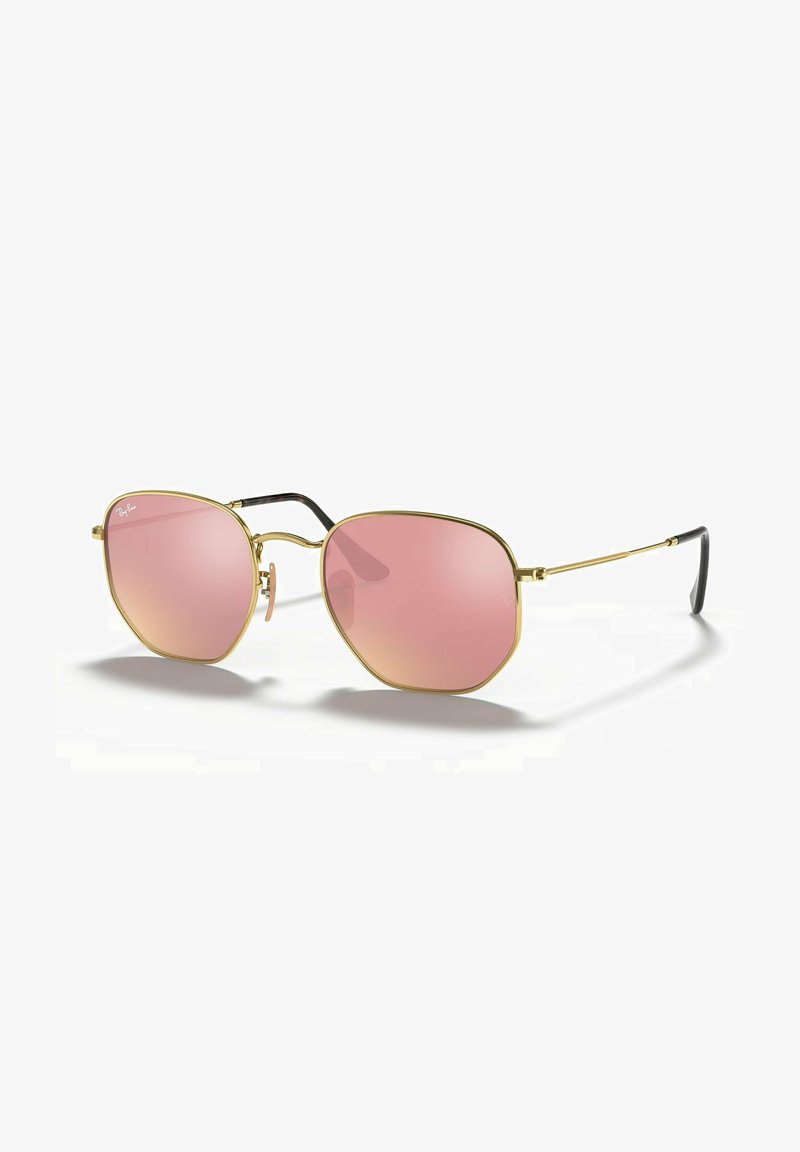 Gafas de sol de metal dorado con lentes de gradiente rosa, un diseño geométrico y delgadas puntas de acetato negro, que cuentan con un puente de metal.