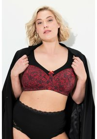 Schwarzer und roter Spitzen-Bra mit floralem Muster, ausgestattet mit einer Schleifenakzent und schwarzem Rand. Hochgeschnittene schwarze Panties mit Spitzen-Details.