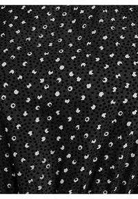 Melna auduma ar izkaisītu baltu apli un punktiņu rakstu. Tekstūra izskatās mīksta un gluda, ar dažādu izmēru dizainiem.