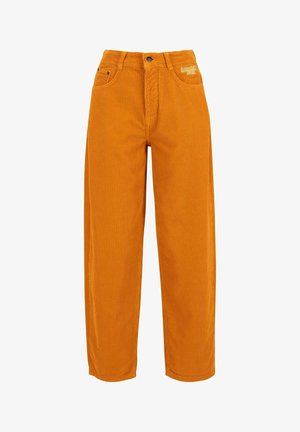 Orange kordfløjls brede bukser med forlommer og bæltestropper. Tekstureret overflade med lodrette ribber, der har et mærke på taljen.
