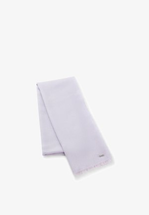 Lyse lilla foldet tørklæde med et lille sølvmetal logo mærkat nær den frynsede kant på en hvid baggrund.