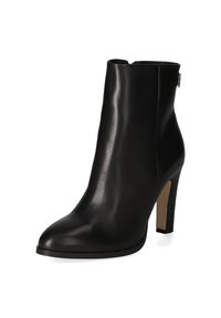 Bottine en cuir noir avec une finition lisse, un bout pointu et un talon haut étroit. Équipée d'une fermeture éclair latérale pour un enfilage facile.