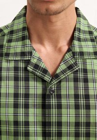 YOURTURN OVERSIZE UNISEX - Blusa com botões - green/black