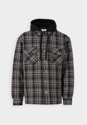Cămașă overshirt din flanel cu carouri negre, având două buzunare la piept, dungi gri și albe, și un glugă neagră. Prezintă închideri cu nasturi și un material rezistent.