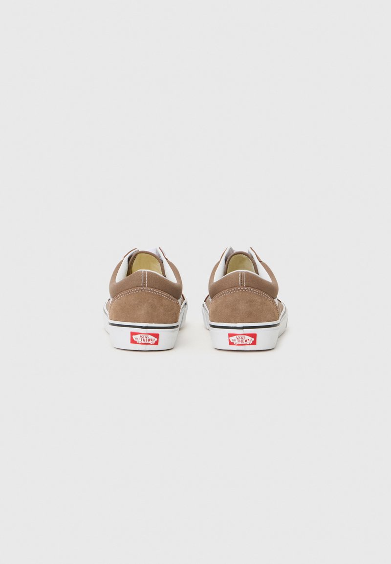 Zapatillas de skate de ante marrón con diseño de corte bajo, suelas de goma blanca y un logo rojo de Vans en el talón. Presentan acentos elásticos en los laterales para un mejor ajuste.