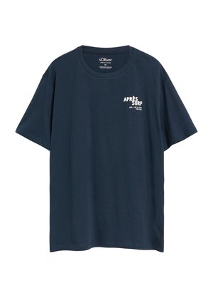 Granatowy t-shirt z krótkim rękawem z małym białym napisem „APRÈS SURF” na lewej stronie klatki piersiowej i okrągłym dekoltem.
