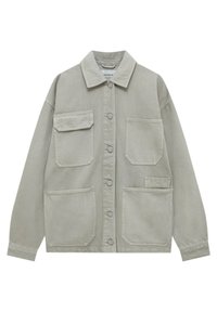 Chaqueta abotonada de color gris claro con cuello y cuatro bolsillos delanteros, uno con solapa y un pequeño bolsillo dentro de otro.