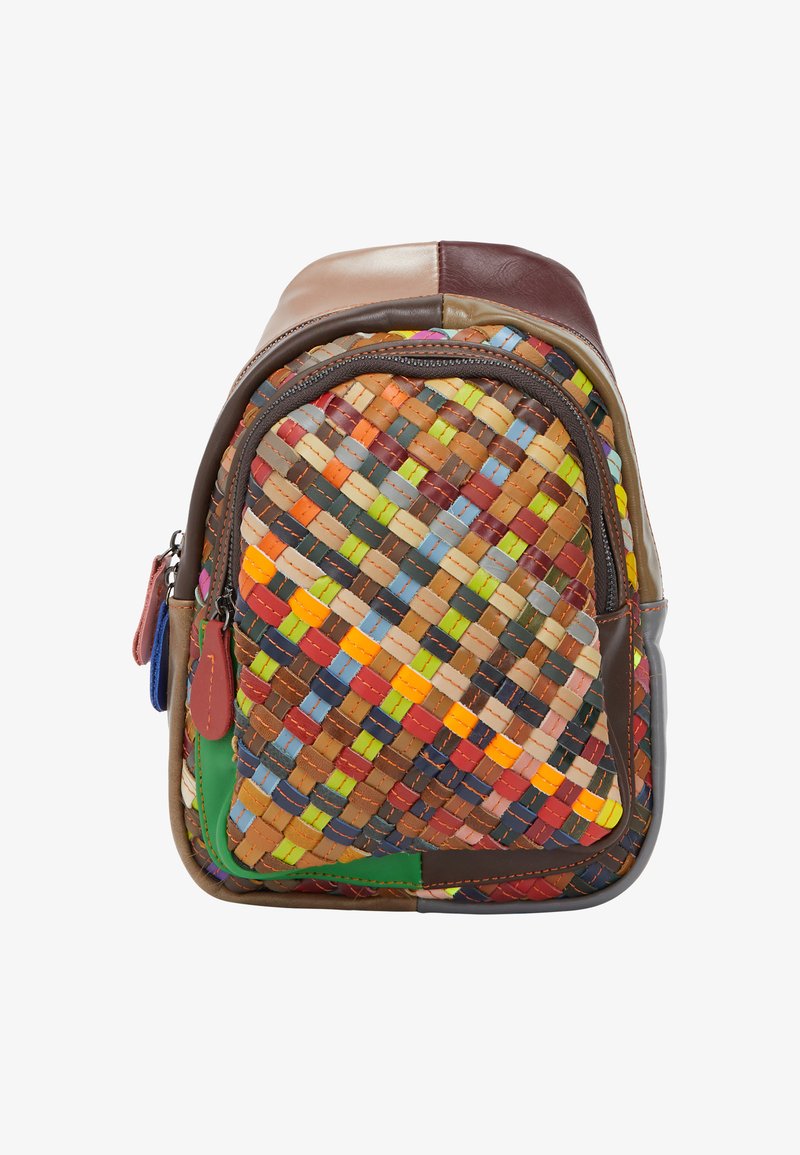 Plecak z tkaniny o plecionych wzorach w żywych, wielokolorowych odcieniach, z brązowymi skórzanymi akcentami, zaokrąglonym wierzchem i przednimi kieszeniami na zamek błyskawiczny.