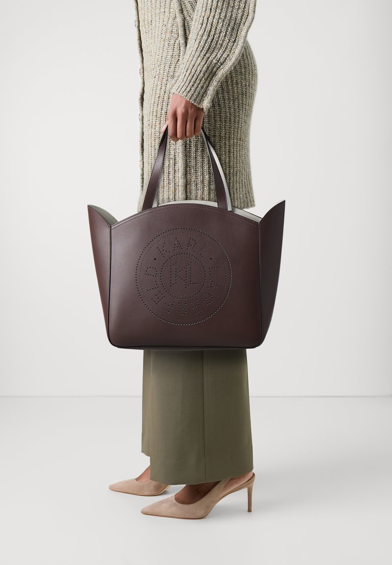 KARL LAGERFELD CIRCLE TOTE PERFORATED - Velika torba - dark chocolate