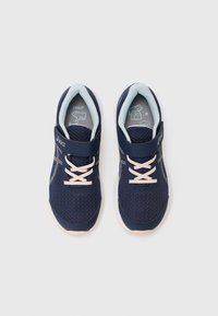 Baskets en maille navy avec des accents bleu clair. Comprend une sangle Velcro et des lacets roses. Conçues pour le confort et la respirabilité. Semelle en caoutchouc.