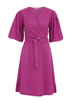 Fioletowa sukienka za kolano z dekoltem w serek, bufkami na rękawach długości do łokcia oraz pasem w tym samym kolorze z metalową klamrą w talii.