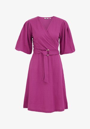 Violetti polvipituinen mekko, jossa on V-kaula-aukko, puffy kyynärtaipeen mittaiset hihat ja samaa materiaalia oleva vyö metallisoljella vyötäröllä.