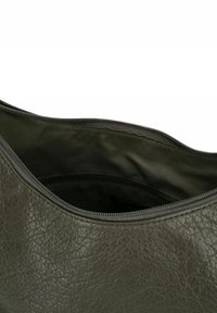 Dunkelgrüne Lederhandtasche mit einer strukturierten Außenseite und einem Reißverschluss, die ein glattes, gefüttertes Innenleben zeigt. Mit sanften Kurven gestaltet.