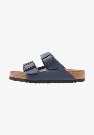 Sandal blu navy con due strap regolabili, soletta in sughero e suola in gomma testurizzata. Dotato di fibbie metalliche per una vestibilità sicura.