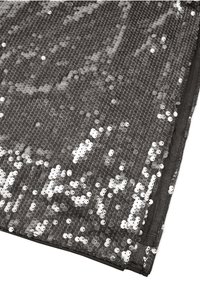 Czarna tkanina zdobiona srebrnymi okrągłymi cekinami, o siateczkowej fakturze i gładkim brzegu, tworząca migoczącą powierzchnię.