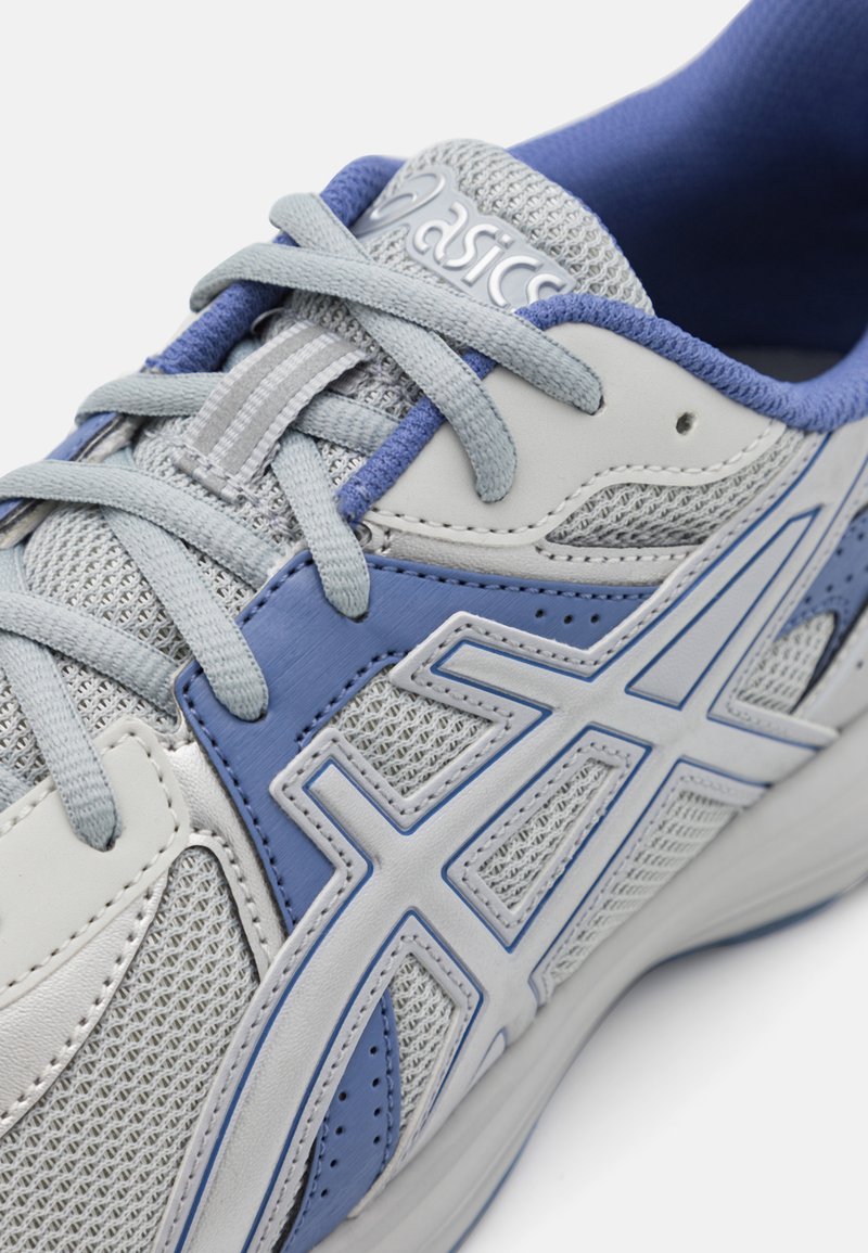 Hellgrauer Mesh-Laufschuh mit blauen Akzenten, ausgestattet mit einer strukturierten Oberfläche, Schnürung, verstärkter Zehenpartie und ikonischem Logo auf der Zunge.