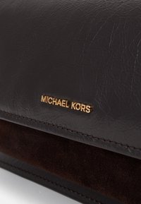 MICHAEL Michael Kors CLAIRE SHOULDER - Borsa a tracolla - chocolate