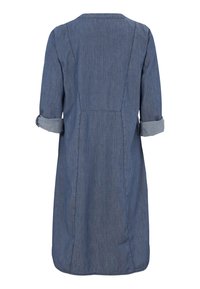 Jeansklänning med trekvartsärmar, ljusblå färg, lätt utställd form, visar upp uppvikta ärmslut och en enkel sömnadsdetalj bak.