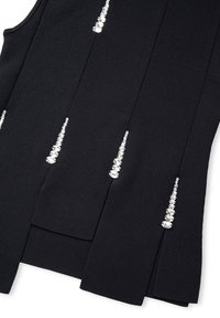 Zwarte mouwloze top met verticale plooien versierd met variërende maten heldere edelstenen, wat zorgt voor een textuur en glanzend detail.