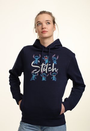 Námořnická mikina z bavlněné směsi s předním designem, který zobrazuje několik postav Stitch a text "Stitch" v bílé a stříbrné barvě.