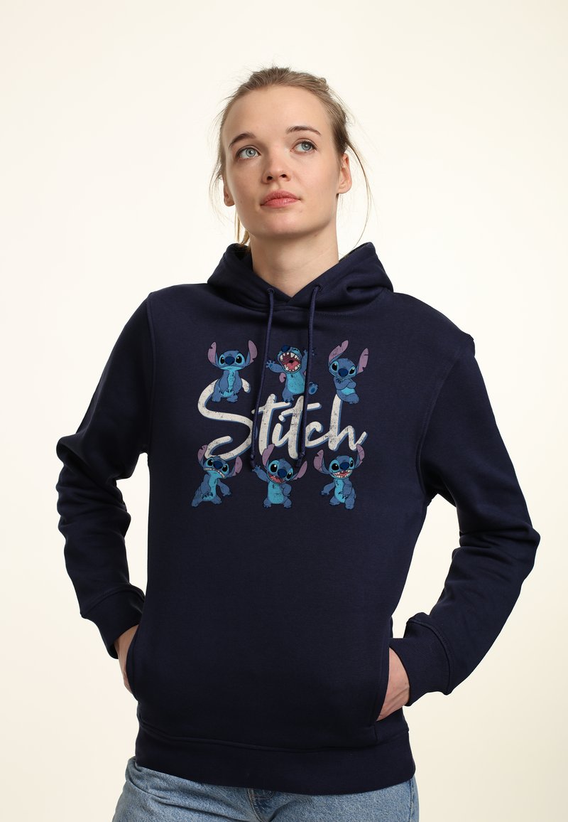 Felpa navy in misto cotone con un design frontale che presenta diversi personaggi Stitch e il testo "Stitch" in accenti bianchi e argento.