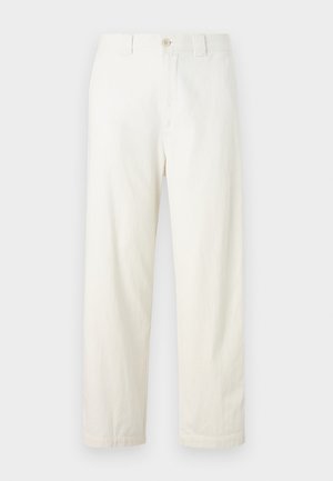 Pantaloni bianchi in cotone con vestibilità dritta, dotati di chiusura a bottone e passanti per cintura, texture liscia e senza motivi o disegni visibili.