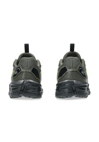 Zelené sportovní boty s textilním svrškem, černou gumovou podrážkou a kontrastními žlutými akcenty. Obsahují poutko na patě a texturovaný povrch.