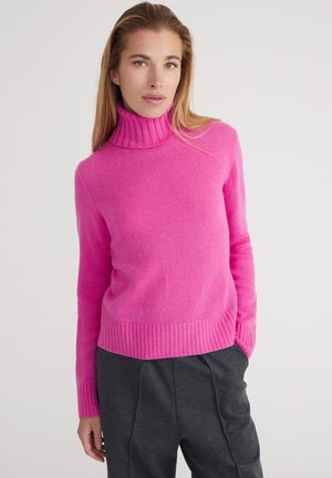 Fuchsia gebreide trui met een hoge ribbelkraag en ribbelmanchetten. Zachte textuur, aansluitend ontwerp en bijpassende ribbelrand.