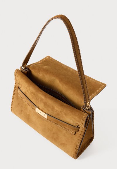 Borsa a tracolla in camoscio marrone con una forma strutturata, dotata di manico superiore, chiusura color oro e cuciture decorative lungo i bordi.