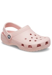 Zoccolo in plastica rosa chiaro con fori di ventilazione, fascia incrociata testurizzata e accenti in rilievo; dotato di una cinghia posteriore per una vestibilità sicura.