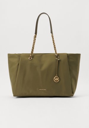 Olivgrüne Michael Kors Tragetasche mit goldenen Kettenriemen und rundem MK-Logoanhänger, der an einem Riemen hängt.