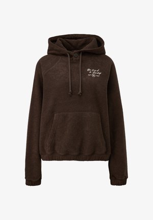 Dunkelbrauner Fleece-Hoodie mit Fronttasche, Kordelzügen, Knopf am Hals und weißem Text "Sei freundlich und glücklich, est 1994" auf der Brust.