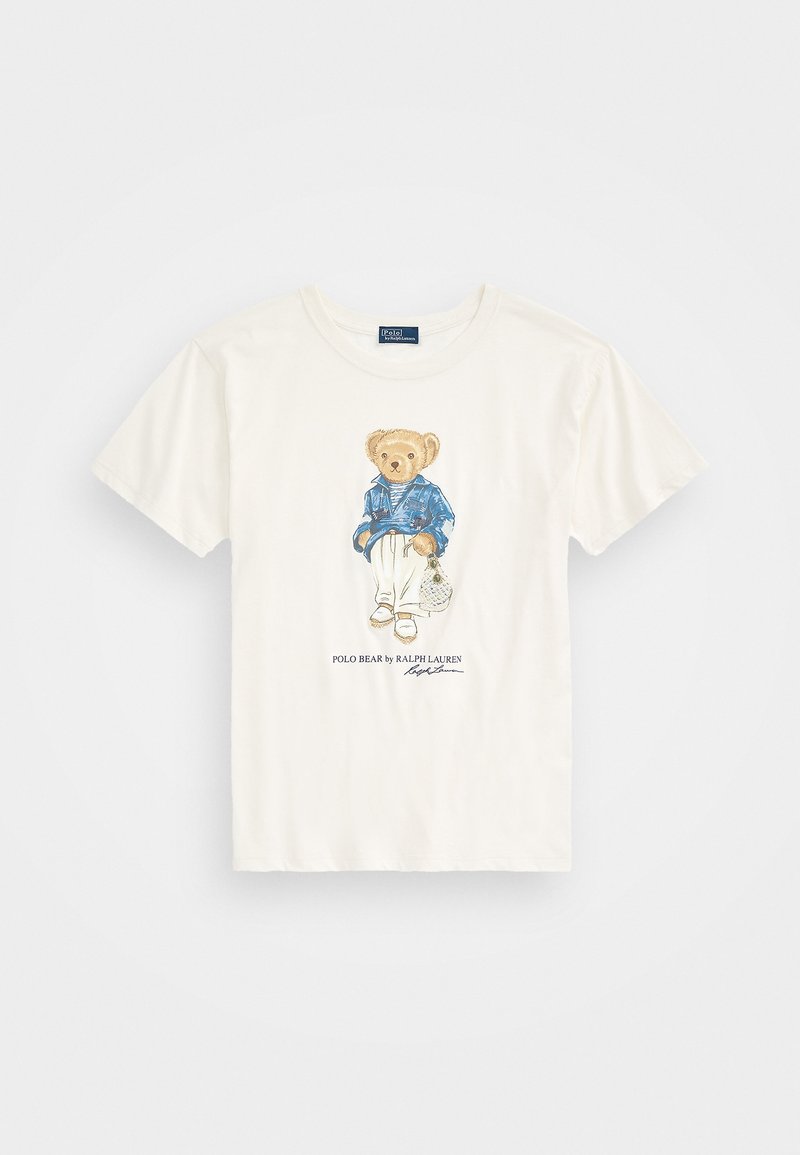 Weißes Baumwoll-T-Shirt mit einem Aufdruck eines Bären in einer blauen Jacke, weißen Hosen und einer Tasche; der Text lautet "POLO BEAR von RALPH LAUREN."