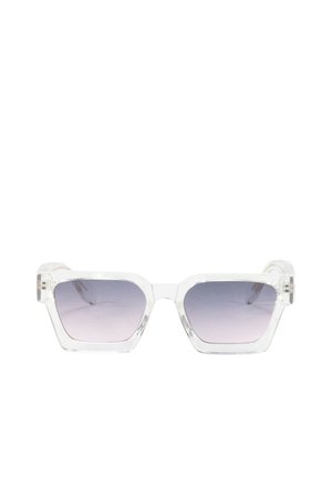 Gafas de sol con monturas cuadradas transparentes y lentes degradados que van desde gris oscuro en la parte superior hasta gris claro en la parte inferior.
