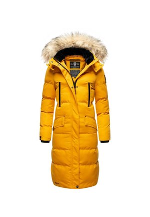 Keltainen puffatakki, jossa on turkisvuorattu huppu, mustat vetoketjut ja yksityiskohdat, keskipitkä malli ja useita etutaskuja. Tikattu pinta näkyvissä.